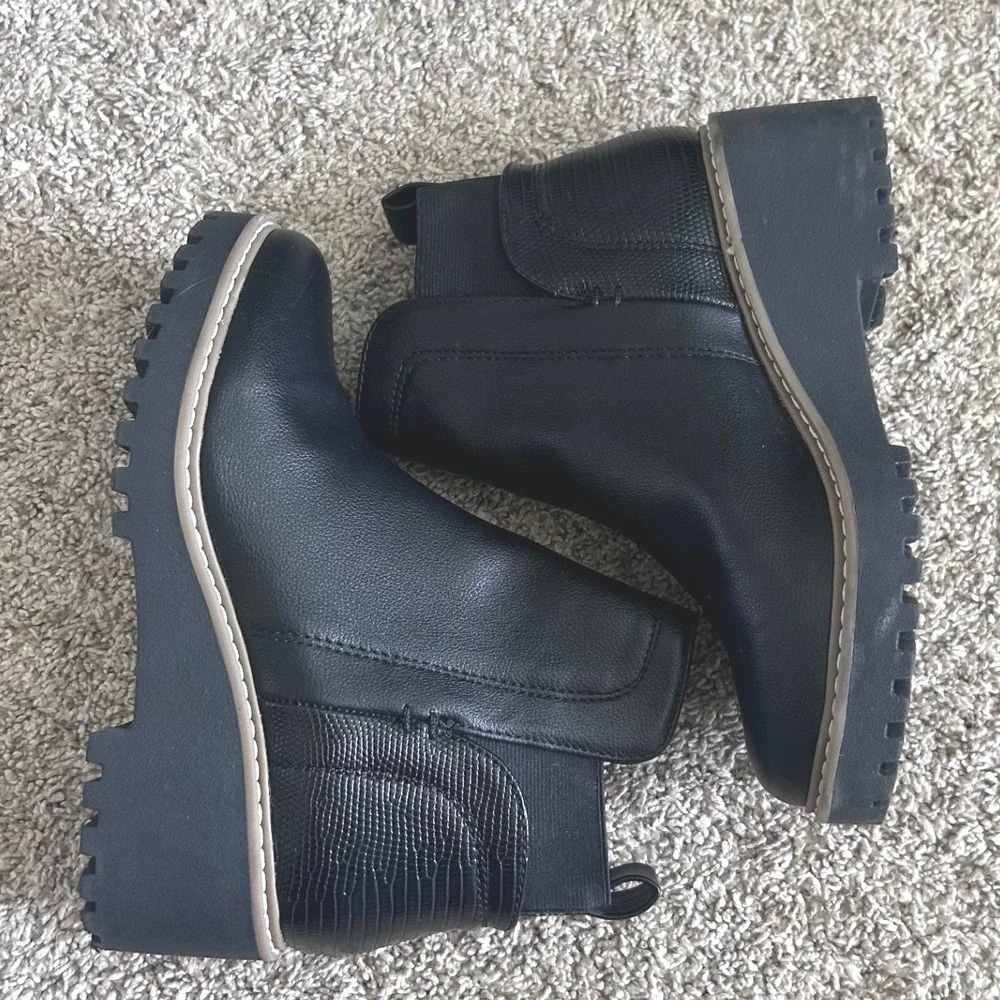 DV Dolce Vita Black Faux Leather Snakeskin Lug Sole Platform Chelsea Boots SZ 6
